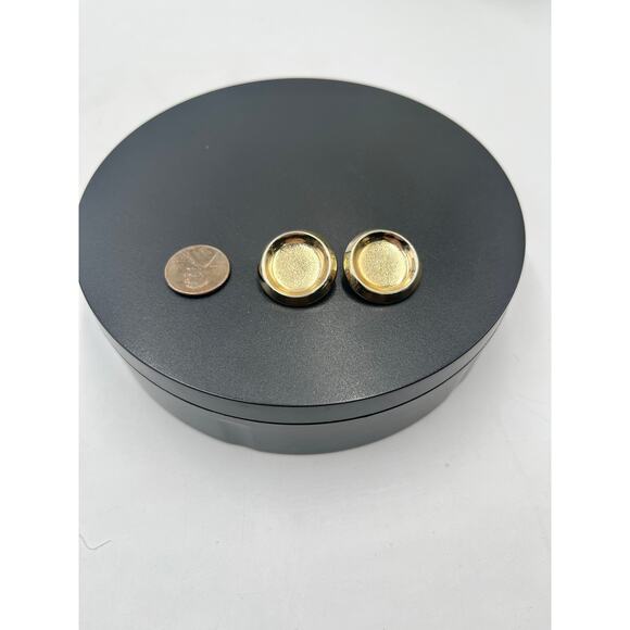 Bergere Vintage Round Gold-tone Textured and Smooth Clip On Earrings - Picture 3 of 8